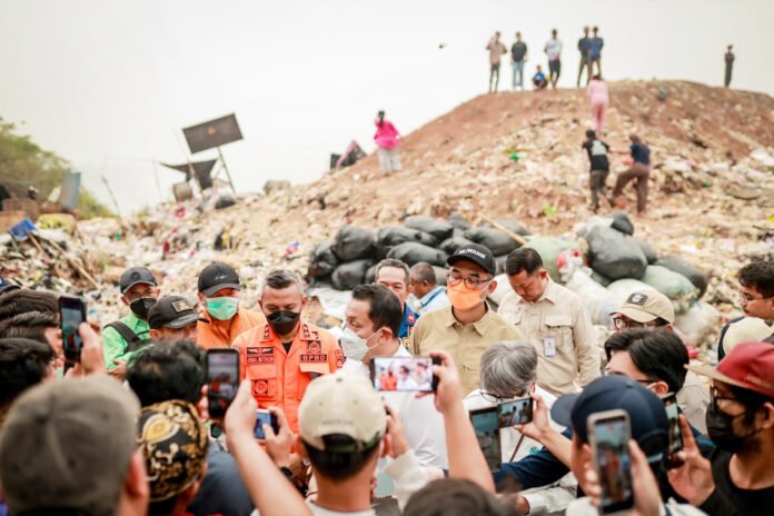 Wamen Lingkungan Hidup Diaz Hendropriyono meninjau lokasi kebakaran TPAS Galuga, Kabupaten Bogor. Foto: Pemkot Bogor Wamen Lingkungan Hidup Diaz Hendropriyono meninjau lokasi kebakaran TPAS Galuga, Kabupaten Bogor. Foto: Pemkot Bogor