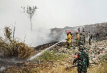 Api dari Lahan Warga Merembet ke TPAS Galuga, Penanganan Kebakaran Libatkan Banyak Instansi Petugas gabungan menangani kebakaran di kawasan TPAS Galuga, Bogor. Foto: Harnas.id