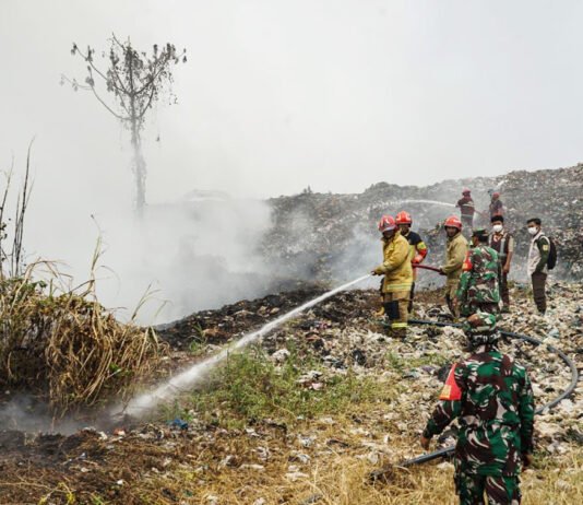 Api dari Lahan Warga Merembet ke TPAS Galuga, Penanganan Kebakaran Libatkan Banyak Instansi Petugas gabungan menangani kebakaran di kawasan TPAS Galuga, Bogor. Foto: Harnas.id