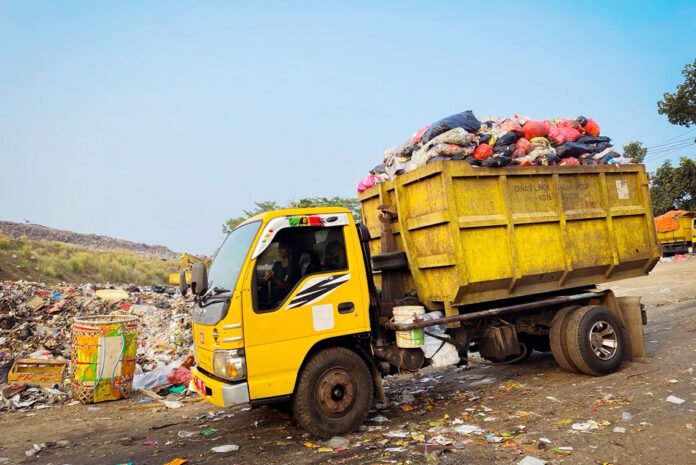 Truk Pengangkut Sampah Kota Bogor Kembali Memasuki TPAS Galuga Secara Bergiliran. Foto: Pemkot Bogor
