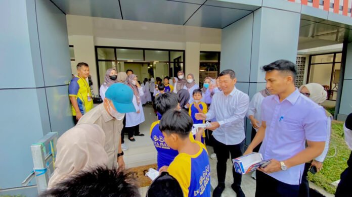 Wali Kota Bogor Dedie Rachim Menyambut Siswa di SDN Duta Pakuan Setelah Pembelajaran Tatap Muka Kembali Dibuka. Foto: Pemkot Bogor
