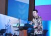 Emil Dardak Minta Orang Tua Maba ITS Tetap Jaga Komunikasi, Jangan Lepas Pendampingan Wakil Gubernur Jawa Timur Dr H Emil Elestianto Dardak BBus MSc saat hadir menyampaikan pesan kepada para orang tua mahasiswa baru 2026 ITS di Grha Sepuluh Nopember ITS. Foto: Humas ITS