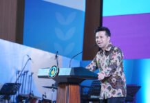 Emil Dardak Minta Orang Tua Maba ITS Tetap Jaga Komunikasi, Jangan Lepas Pendampingan Wakil Gubernur Jawa Timur Dr H Emil Elestianto Dardak BBus MSc saat hadir menyampaikan pesan kepada para orang tua mahasiswa baru 2026 ITS di Grha Sepuluh Nopember ITS. Foto: Humas ITS