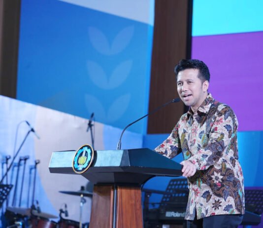Emil Dardak Minta Orang Tua Maba ITS Tetap Jaga Komunikasi, Jangan Lepas Pendampingan Wakil Gubernur Jawa Timur Dr H Emil Elestianto Dardak BBus MSc saat hadir menyampaikan pesan kepada para orang tua mahasiswa baru 2026 ITS di Grha Sepuluh Nopember ITS. Foto: Humas ITS