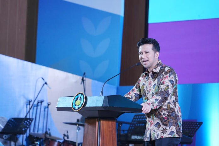 Wakil Gubernur Jawa Timur Dr H Emil Elestianto Dardak BBus MSc saat hadir menyampaikan pesan kepada para orang tua mahasiswa baru 2026 ITS di Grha Sepuluh Nopember ITS. Foto: Humas ITS