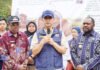 Kotoran Sapi Jadi Energi, TEP ITS Bantu Warga Margorukun Bangun Kemandirian Energi Menteri Transmigrasi RI Dr Muhammad Iftitah Sulaiman Suryanagara SH MA (tengah) didampingi Bupati (kanan) dan Wakil Bupati Manokwari Selatan saat menekankan pentingnya pemberdayaan masyarakat untuk menjamin keberlanjutan program. Foto: Humas ITS
