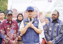 Kotoran Sapi Jadi Energi, TEP ITS Bantu Warga Margorukun Bangun Kemandirian Energi Menteri Transmigrasi RI Dr Muhammad Iftitah Sulaiman Suryanagara SH MA (tengah) didampingi Bupati (kanan) dan Wakil Bupati Manokwari Selatan saat menekankan pentingnya pemberdayaan masyarakat untuk menjamin keberlanjutan program. Foto: Humas ITS