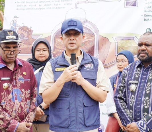 Kotoran Sapi Jadi Energi, TEP ITS Bantu Warga Margorukun Bangun Kemandirian Energi Menteri Transmigrasi RI Dr Muhammad Iftitah Sulaiman Suryanagara SH MA (tengah) didampingi Bupati (kanan) dan Wakil Bupati Manokwari Selatan saat menekankan pentingnya pemberdayaan masyarakat untuk menjamin keberlanjutan program. Foto: Humas ITS