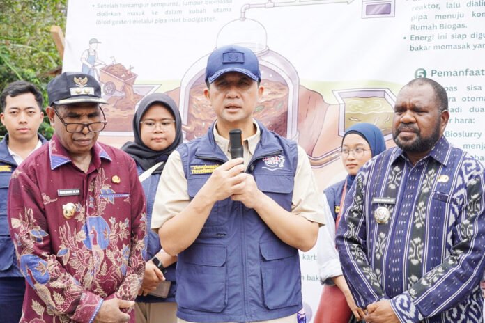 Menteri Transmigrasi RI Dr Muhammad Iftitah Sulaiman Suryanagara SH MA (tengah) didampingi Bupati (kanan) dan Wakil Bupati Manokwari Selatan saat menekankan pentingnya pemberdayaan masyarakat untuk menjamin keberlanjutan program. Foto: Humas ITS