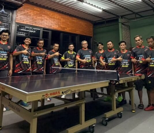 PTM Seven Spin Tampil di Sasak Cup IV, Harnas.id dan Dunia Usaha Dorong Pembinaan Atlet Tenis Meja Tim PTM Seven Spin Depok mengenakan jersey berlogo Harnas.id saat mengikuti Sasak The Challenger 2026 – Sasak Cup IV di Sasak Table Tennis Center, Kalimulya, Depok. Foto: Harnas.id