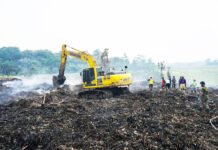 Kebakaran TPAS Galuga Menyisakan 0,48 Hektare, Petugas Masih Kejar Titik Api Petugas gabungan melakukan pemadaman kebakaran di area TPAS Galuga, Kabupaten Bogor. Foto: Pemkot Bogor
