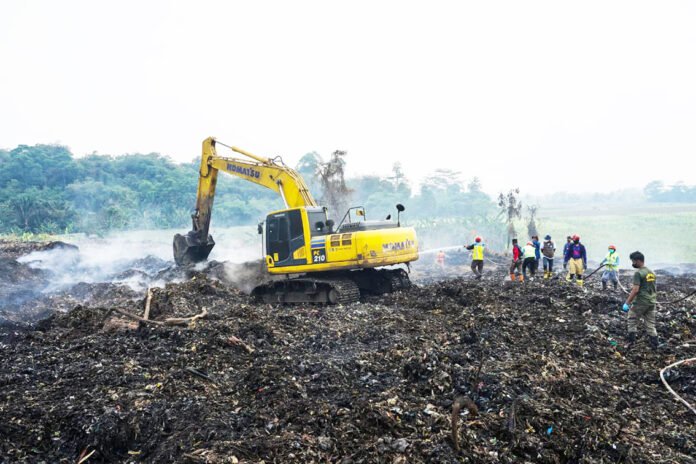 Petugas gabungan melakukan pemadaman kebakaran di area TPAS Galuga, Kabupaten Bogor. Foto: Pemkot Bogor Petugas gabungan melakukan pemadaman kebakaran di area TPAS Galuga, Kabupaten Bogor. Foto: Pemkot Bogor
