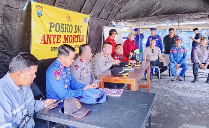 Petugas Polresta Sumenep menyiagakan posko terpadu untuk mendukung pencarian KM Virgo Transport 8 di wilayah perairan Masalembu. Foto: Harnas.id