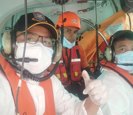 Dua Jenazah Korban KM Virgo Dievakuasi Polri dengan Helikopter dari Perairan Banjarmasin Helikopter Polri Evakuasi Dua Jenazah Korban KM Virgo Transport 8 dari Kapal Tongkang. Foto: Basarnas