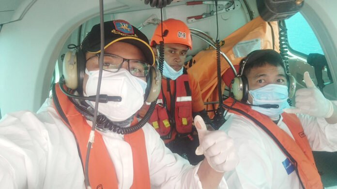 Helikopter Polri Evakuasi Dua Jenazah Korban KM Virgo Transport 8 dari Kapal Tongkang. Foto: Basarnas