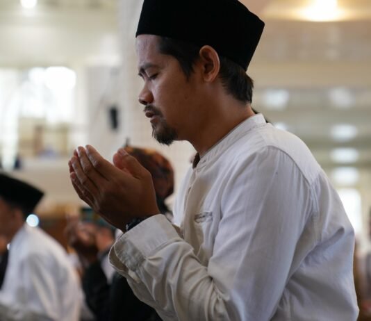 Pemkot Bogor Gelar Doa dan Dzikir Bersama di Masjid Al Isra Peserta mengikuti rangkaian doa dan dzikir bersama di Masjid Al Isra, Kota Bogor, sebagai ikhtiar memohon perlindungan dan keselamatan. Foto: Harnas.id/ Ano Suwarno