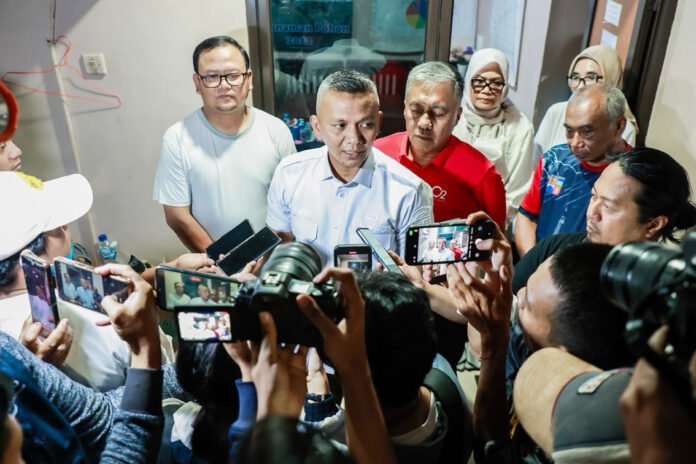 Wakil Wali Kota Jenal Mutaqin menjelaskan adanya Petugas Gabungan Memantau Kondisi TPAS Galuga Pascakebakaran. Foto: Pemkot bogor