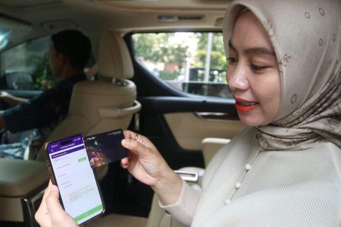 Muamalat DIN Foto: Nasabah melakukan transaksi isi ulang (top up) kartu uang elektronik melalui aplikasi Muamalat DIN di Jakarta, Kamis (17/9/2026).