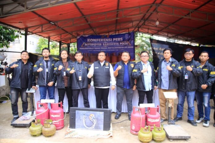 Petugas Bareskrim Polri mengamankan ratusan tabung LPG berbagai ukuran dalam pengungkapan dugaan penyalahgunaan LPG 3 kg bersubsidi di Pondok Aren, Tangerang Selatan. Foto: Harnas.id/ Istimewa