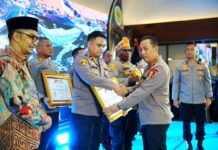 Kapolri Minta Personel Berprestasi Kompolnas Awards Dapat Pengembangan Karier Kapolri Jenderal Polisi Listyo Sigit Prabowo memberikan arahan dalam acara Kompolnas Awards 2026, Kamis (17/9/2026). Foto: Harnas.id