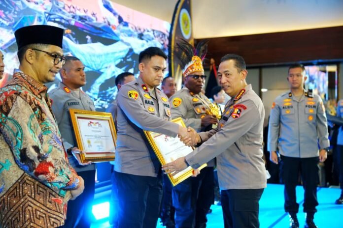 Kapolri Jenderal Polisi Listyo Sigit Prabowo memberikan arahan dalam acara Kompolnas Awards 2026, Kamis (17/9/2026). Foto: Harnas.id