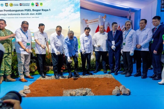Wamendagri Bima Arya Sugiarto bersama sejumlah pejabat menghadiri peletakan batu pertama pembangunan PSEL Bogor Raya 1 di kawasan Galuga, Kabupaten Bogor, Kamis (17/9/2026). Foto: Harnas.id