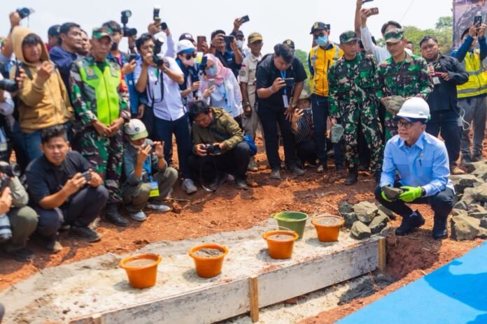 Wali Kota Bogor Dedie A. Rachim bersama sejumlah pejabat melakukan peletakan batu pertama pembangunan PSEL Bogor Raya 1 di Galuga, Kabupaten Bogor, Kamis (17/9/2026). Foto: Harnas.id