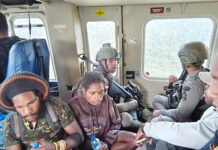Helikopter Polri Evakuasi Korban Penculikan di Papua Tengah, Keluarga Turut Dijemput Helikopter Bell 412 Polri Mendukung Evakuasi dan Penjemputan di Papua Tengah. Foto: Satgas Cartenz