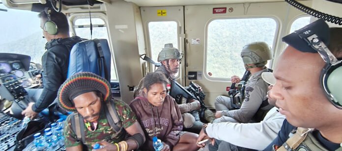Helikopter Bell 412 Polri Mendukung Evakuasi dan Penjemputan di Papua Tengah. Foto: Satgas Cartenz