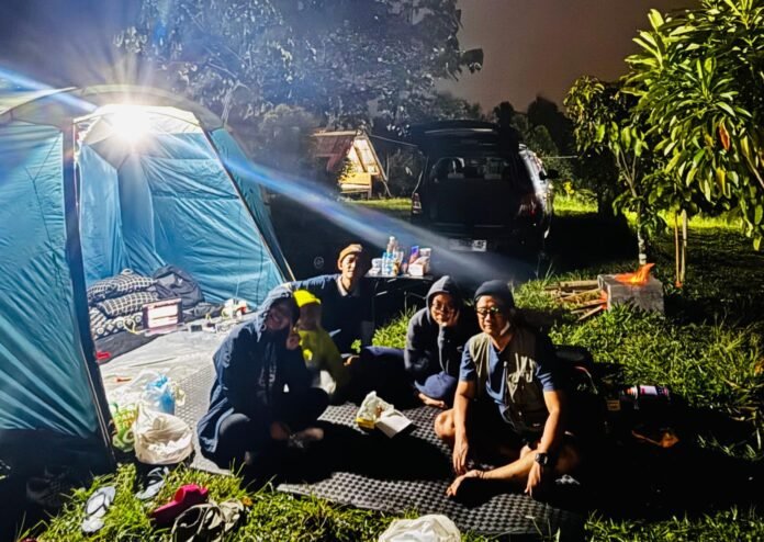 Suasana malam di Sarang Semut Camp Cupeling, Cijeruk, Kabupaten Bogor, setelah hujan mengguyur kawasan tersebut sejak siang hingga sore hari. Foto: Harnas.id