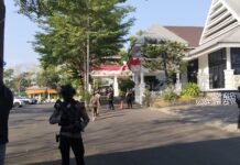 Kortastipidkor Polri Geledah Kantor dan Rujab Bupati Gowa, Sita 4 Boks Dokumen Suasana penggeledahan Kantor Bupati Gowa oleh tim gabungan Kortastipidkor Polri, Ditreskrimsus Polda Sulsel, dan Polresta Gowa. Foto: Harnas.id