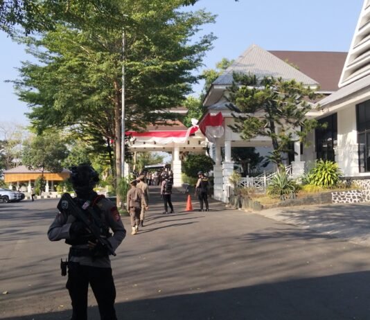 Kortastipidkor Polri Geledah Kantor dan Rujab Bupati Gowa, Sita 4 Boks Dokumen Suasana penggeledahan Kantor Bupati Gowa oleh tim gabungan Kortastipidkor Polri, Ditreskrimsus Polda Sulsel, dan Polresta Gowa. Foto: Harnas.id