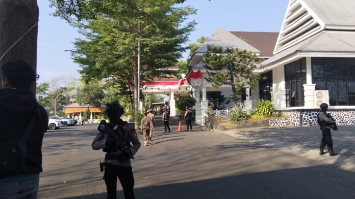 Suasana penggeledahan Kantor Bupati Gowa oleh tim gabungan Kortastipidkor Polri, Ditreskrimsus Polda Sulsel, dan Polresta Gowa. Foto: Harnas.id