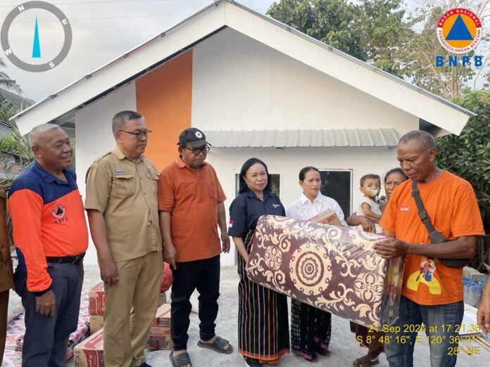 Serah terima Huntara bagi warga terdampak gempa di Kabupaten Manggarai Timur, NTT. Foto: BNPB