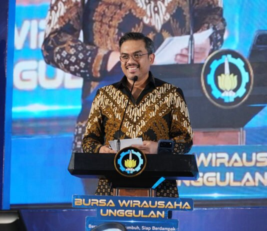 Menteri UMKM Soroti Inovasi Kampus yang Belum Banyak Masuk Pasar Menteri UMKM Maman Abdurrahman ST memproyeksikan percepatan transformasi tenant menjadi usaha mandiri yang berkelanjutan dalam Bursa Wirausaha Unggulan Jatim 2026. Foto: Humas ITS