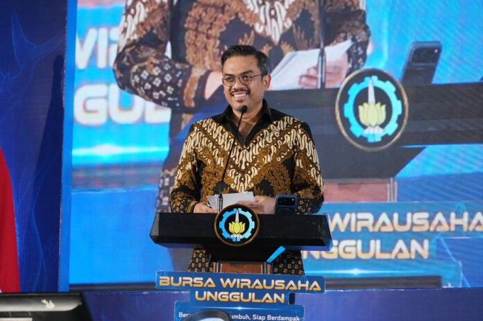 Menteri UMKM Maman Abdurrahman ST memproyeksikan percepatan transformasi tenant menjadi usaha mandiri yang berkelanjutan dalam Bursa Wirausaha Unggulan Jatim 2026. Foto: Humas ITS