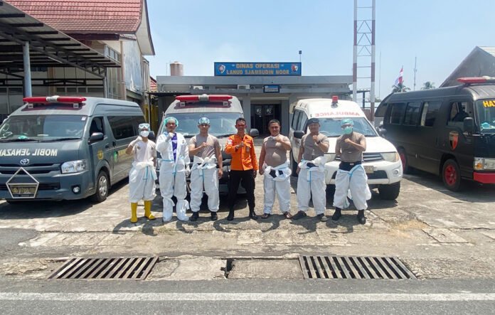 Tim DVI Polda Kalsel yang melakukan proses identifikasi jenazah korban KM Virgo Transport 8 di RS Bhayangkara Banjarmasin. Foto: Polda Kalsel