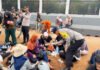 Brimob dan Polwan Polda Metro Bagikan Roti ke Massa Hari Tani di Depan DPR Brimob dan Polwan Polda Metro Jaya membagikan roti kepada peserta Hari Tani Nasional di depan Gedung DPR/MPR RI, Jakarta. Brimob