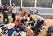 Brimob dan Polwan Polda Metro Bagikan Roti ke Massa Hari Tani di Depan DPR Brimob dan Polwan Polda Metro Jaya membagikan roti kepada peserta Hari Tani Nasional di depan Gedung DPR/MPR RI, Jakarta. Brimob