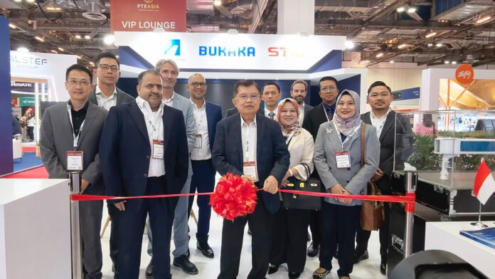 Bukaka Teknik Utama menampilkan teknologi Passenger Boarding Bridge dalam PTE Asia 2026 di Singapura. Foto: Ist