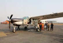 Tiga Cessna Caravan Dikerahkan, BNPB Semai 6,6 Ton NaCl untuk Hujan Buatan di Kalsel-Kalteng Tim OMC PK-SNK memuat bahan semai ke dalam pesawat sebelum melakukan penerbangan pada Rabu (23/9). Foto: Istimewa