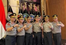 Asep Ruswanda Naik Dua Bintang, Kini Resmi Sandang Pangkat Irjen Pol Irjen Pol Asep Ruswanda resmi menyandang pangkat jenderal bintang dua setelah mendapat kenaikan pangkat dari Brigjen Pol dalam upacara yang dipimpin Kapolri Jenderal Polisi Listyo Sigit Prabowo di Mabes Polri, Jakarta Selatan. Foto: Harnas.id