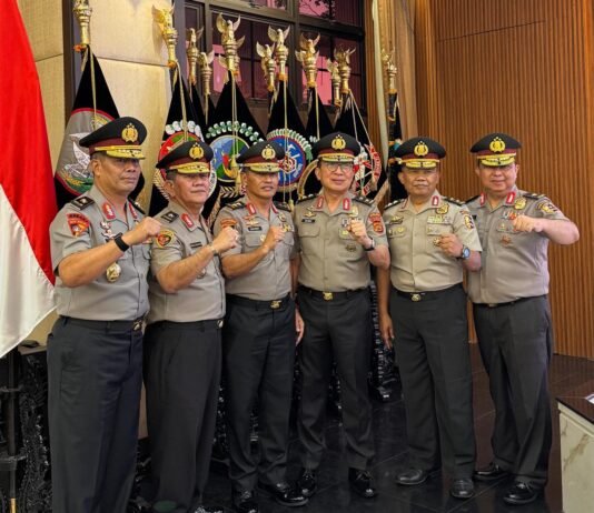 Asep Ruswanda Pecah Bintang, Naik Pangkat Jadi Irjen Pol di Era Kapolri Listyo Sigit Irjen Pol Asep Ruswanda resmi menyandang pangkat jenderal bintang dua setelah mendapat kenaikan pangkat dari Brigjen Pol dalam upacara yang dipimpin Kapolri Jenderal Polisi Listyo Sigit Prabowo di Mabes Polri, Jakarta Selatan. Foto: Harnas.id