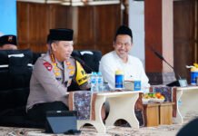 Ngaji Kebangsaan Gus Baha, Kapolri Titip Pesan: Ulama Beri Arah, Polri Jaga Keamanan Kapolri Listyo Sigit Prabowo Mengikuti Ngaji Kebangsaan Bersama Gus Baha di Rembang. Foto: Polri