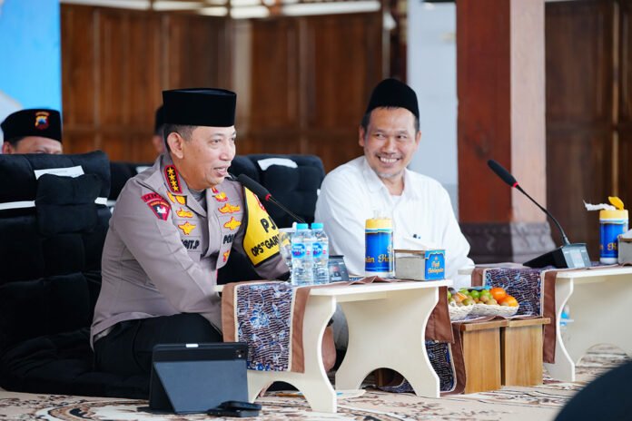 Kapolri Listyo Sigit Prabowo Mengikuti Ngaji Kebangsaan Bersama Gus Baha di Rembang. Foto: Polri