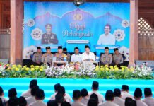 Ngaji Kebangsaan Gus Baha di Rembang Diikuti 42 Ribu Peserta, Santri dan Polri Bicara Persatuan Ngaji Kebangsaan Gus Baha Bersama Santri dan Jajaran Polri di Rembang. Foto: Polri