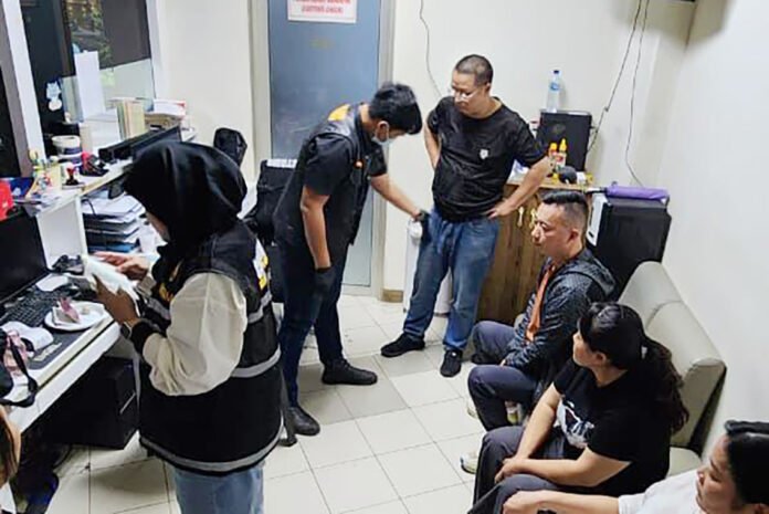 Petugas Mengamankan 36 Bungkusan Bubuk Mengandung Mineral Emas di Batam.