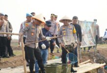 Dari Muara Gembong ke SPPG, Polri Dorong Pangan Lokal Masuk Rantai Pasok MBG Panen Ikan dan Udang di Muara Gembong untuk Mendukung Rantai Pasok MBG. Foto: Polda Metro Jaya