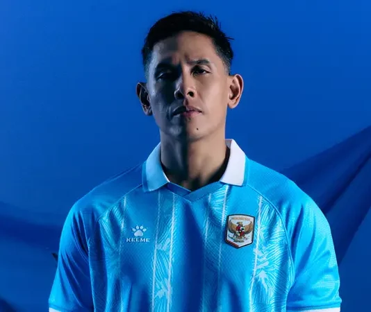 Jersey Ketiga Timnas Indonesia Resmi Dirilis, Usung Filosofi Laut dan Kuncup Melati Jersey ketiga Timnas Indonesia resmi diperkenalkan Kelme, Kamis (17/9/2026). Berwarna biru muda, seragam ini mengangkat unsur laut dan kuncup bunga melati sebagai bagian dari filosofi desain. Foto: Harnas.id/ Istimewa