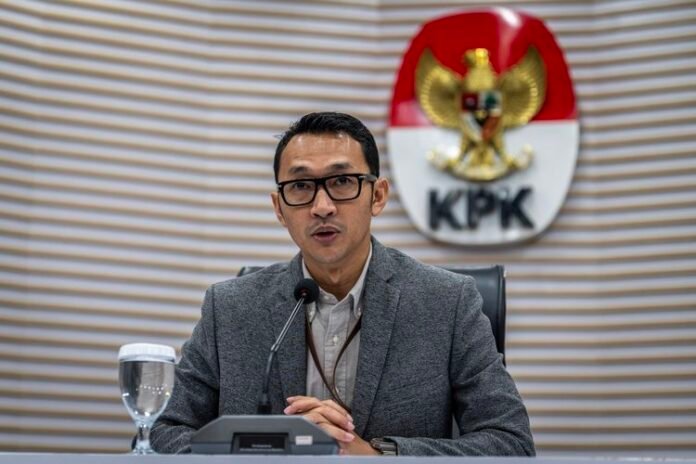 Juru Bicara KPK Budi Prasetyo menyampaikan perkembangan penggeledahan di lingkungan Kementerian ATR/BPN terkait penyidikan perkara dugaan tindak pidana korupsi, Kamis (17/9/2026). Foto: Istimewa